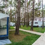 Kemp Urlaub Im Wohnwagen Mitten Im Wald