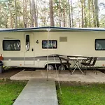 Urlaub Im Wohnwagen Mitten Im Wald 营地 Lutow