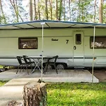 Urlaub Im Wohnwagen Mitten Im Wald 营地