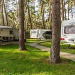 Urlaub Im Wohnwagen Mitten Im Wald Lutow