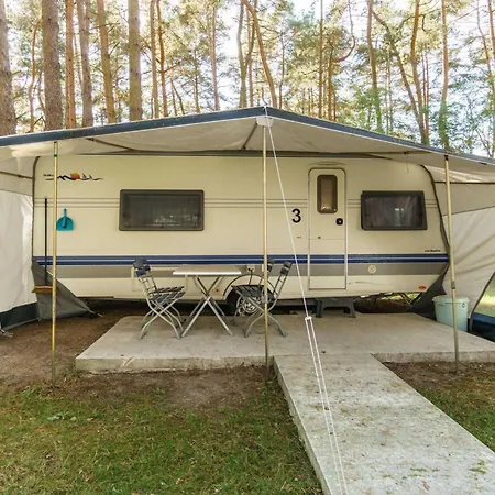 Urlaub Im Wohnwagen Mitten Im Wald Kemping *