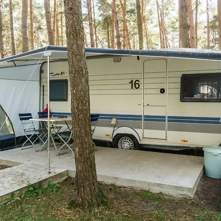 Kemping Urlaub Im Wohnwagen Mitten Im Wald