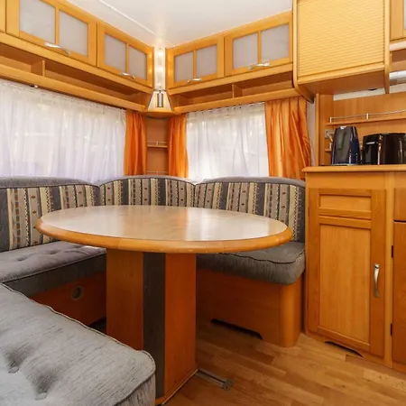 Campingplads Urlaub Im Wohnwagen Mitten Im Wald *