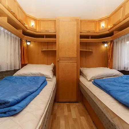 Urlaub Im Wohnwagen Mitten Im Wald Campingplads Lutow