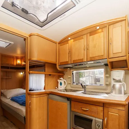 Urlaub Im Wohnwagen Mitten Im Wald Campingplads