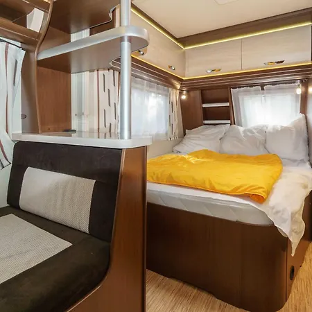 Campingplads Urlaub Im Wohnwagen Mitten Im Wald Lutow