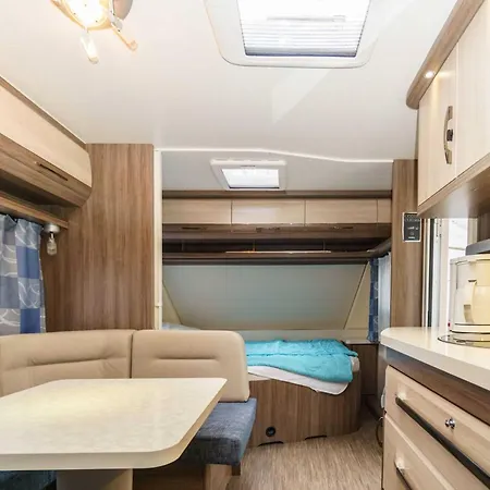 Campingplads Urlaub Im Wohnwagen Mitten Im Wald *