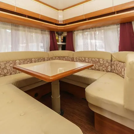 Urlaub Im Wohnwagen Mitten Im Wald Campingplads