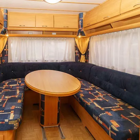 Campingplads Urlaub Im Wohnwagen Mitten Im Wald *