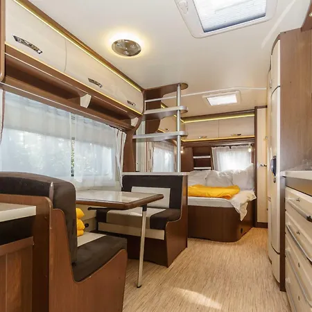 Urlaub Im Wohnwagen Mitten Im Wald Campingplads