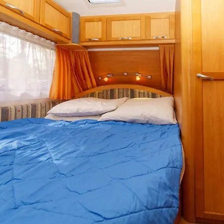 Campingplads Urlaub Im Wohnwagen Mitten Im Wald