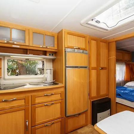 Urlaub Im Wohnwagen Mitten Im Wald Campingplads