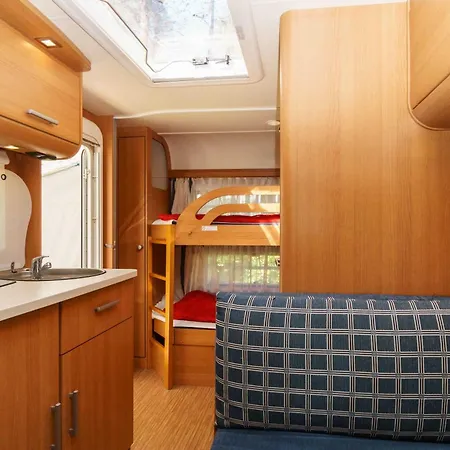 Campingplads Urlaub Im Wohnwagen Mitten Im Wald