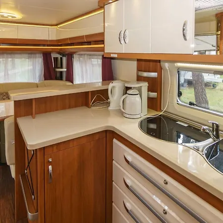 Urlaub Im Wohnwagen Mitten Im Wald Campingplads