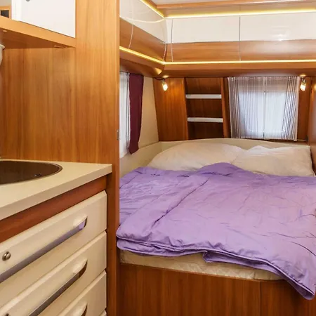 Urlaub Im Wohnwagen Mitten Im Wald Campingplads