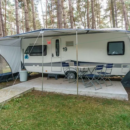 Campingplads Urlaub Im Wohnwagen Mitten Im Wald