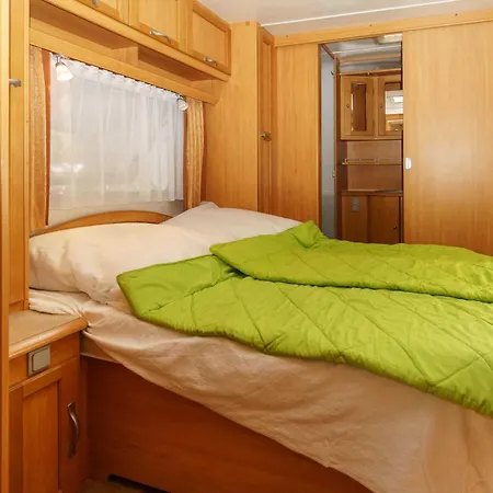 Campingplads Urlaub Im Wohnwagen Mitten Im Wald Lutow