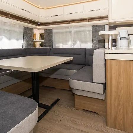 Campingplads Urlaub Im Wohnwagen Mitten Im Wald