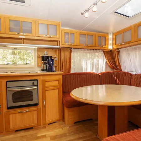 Campingplads Urlaub Im Wohnwagen Mitten Im Wald Lutow