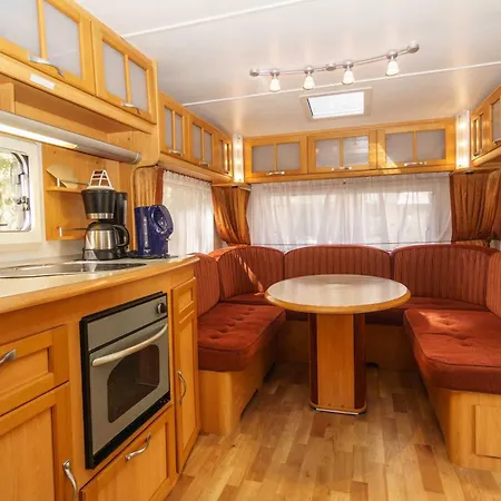 Urlaub Im Wohnwagen Mitten Im Wald Campingplads