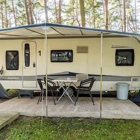Campingplads Urlaub Im Wohnwagen Mitten Im Wald