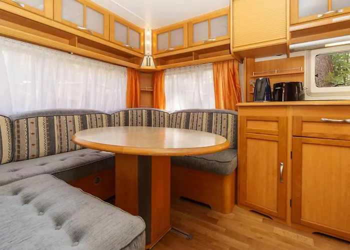 Campingplatz Urlaub Im Wohnwagen Mitten Im Wald *