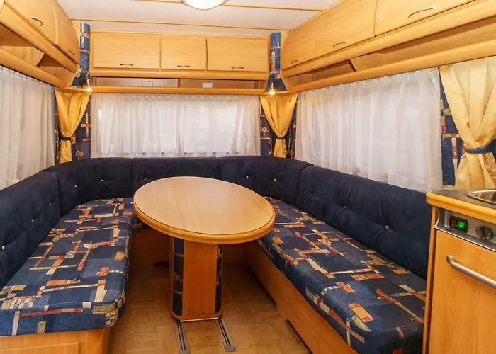 Campingplatz Urlaub Im Wohnwagen Mitten Im Wald *