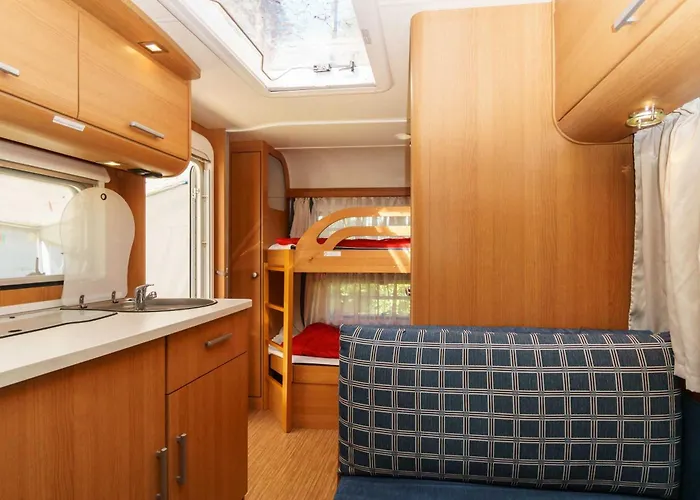 Campingplatz Urlaub Im Wohnwagen Mitten Im Wald