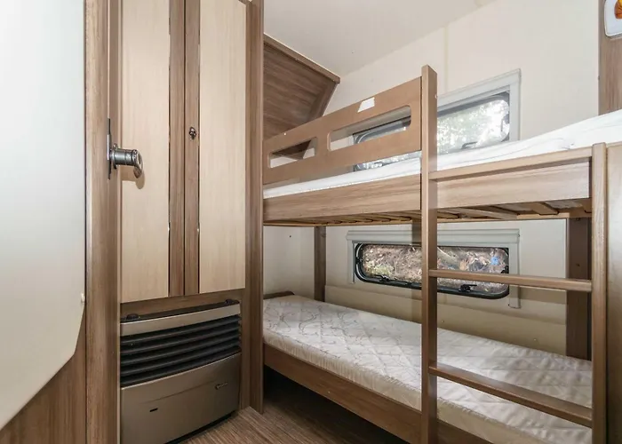 Campingplatz Urlaub Im Wohnwagen Mitten Im Wald