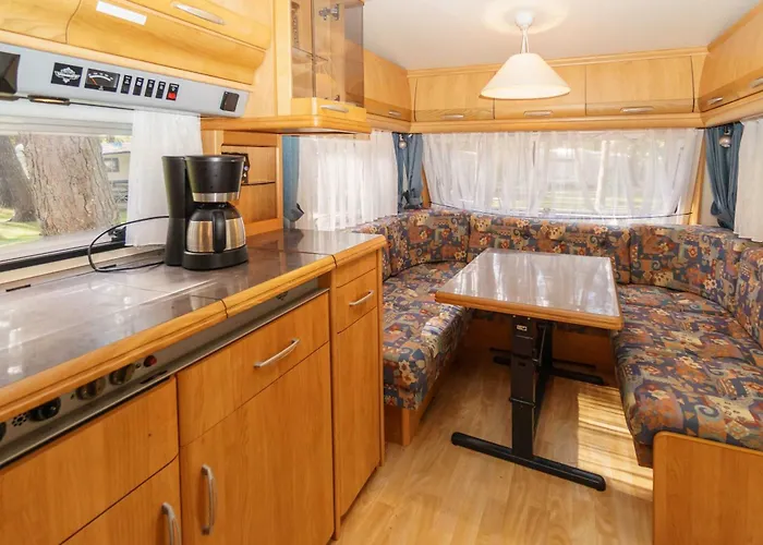 Campingplatz Urlaub Im Wohnwagen Mitten Im Wald *