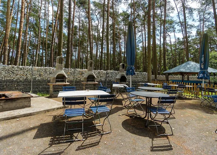 Campingplatz Urlaub Im Wohnwagen Mitten Im Wald