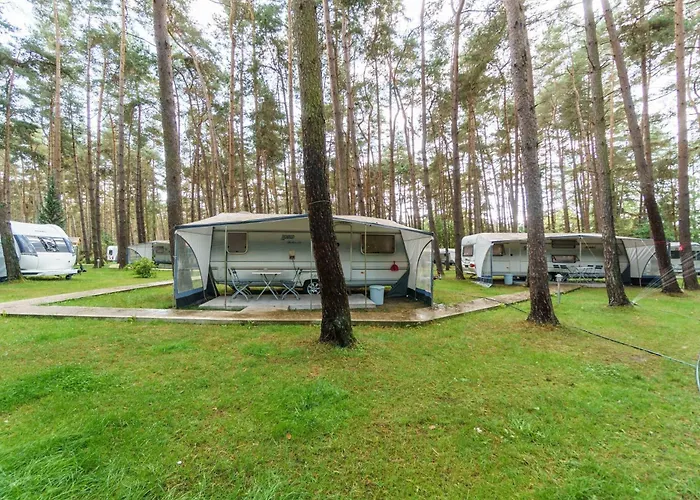 Campingplatz Urlaub Im Wohnwagen Mitten Im Wald *