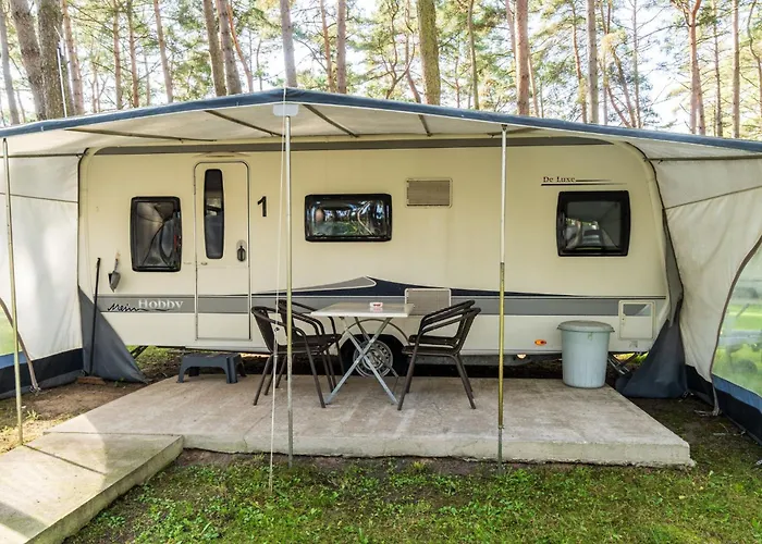 Campingplatz Urlaub Im Wohnwagen Mitten Im Wald