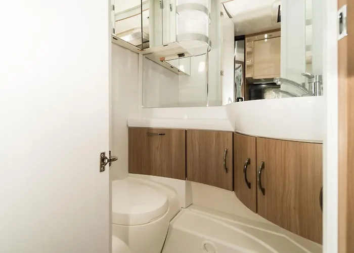 Campingplatz Urlaub Im Wohnwagen Mitten Im Wald *