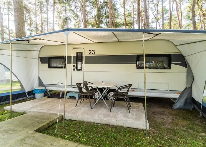 Campingplatz Urlaub Im Wohnwagen Mitten Im Wald *